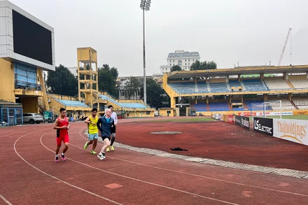 Các thành viên Câu lạc bộ Người khiếm thị yêu chạy Việt Nam luyện tập tại sân vận động Hàng Ðẫy (Hà Nội).