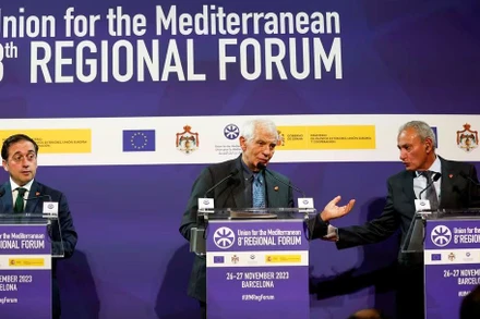 Các nhà lãnh đạo Liên minh Ðịa Trung Hải họp báo ở Barcelona. (Ảnh REUTERS)