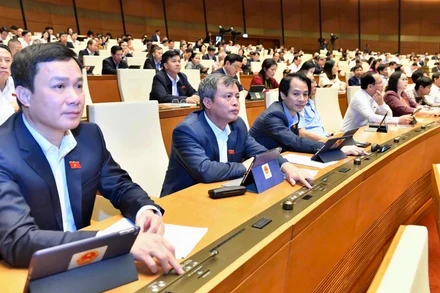 Các đại biểu Quốc hội bấm nút thông qua Luật Căn cước tại kỳ họp thứ 6, Quốc hội khóa XV ngày 27/11/2023. (Ảnh THÀNH VŨ)