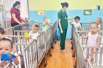 Các trẻ từ 1 tuổi trở lên của Mái ấm Hoa Hồng được đưa về chăm sóc, nuôi dưỡng tại Làng Thiếu niên Thủ Ðức (thành phố Thủ Ðức, Thành phố Hồ Chí Minh).