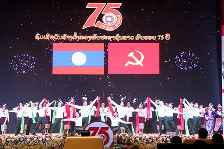 Tiết mục văn nghệ tại lễ kỷ niệm.