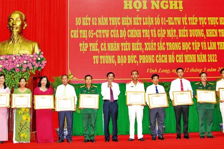 Lãnh đạo tỉnh Vĩnh Long khen tặng tập thể và cá nhân được tuyên dương trong học và làm theo Bác. 