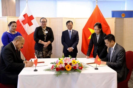 Lễ ký kết Thông cáo chung về thiết lập quan hệ ngoại giao Việt Nam-Tonga.