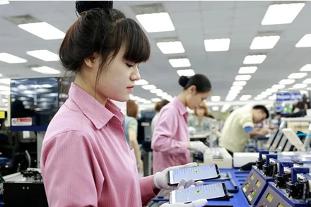 Sản xuất hàng tại Công ty TNHH Ðiện tử Samsung Vina. (Ảnh Quang Huy)