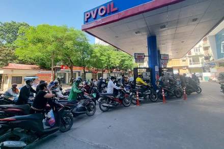 Người dân xếp hàng dài tại cây xăng PVOil Thái Thịnh (phố Thái Thịnh, quận Ðống Ða, Hà Nội).