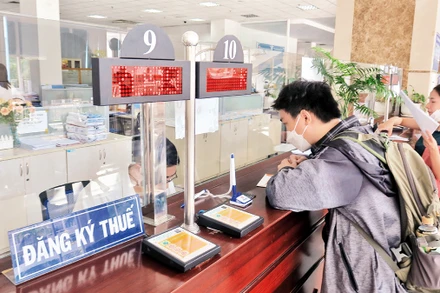 Người nộp thuế làm thủ tục khai thuế tại Cục Thuế Thành phố Hồ Chí Minh. 