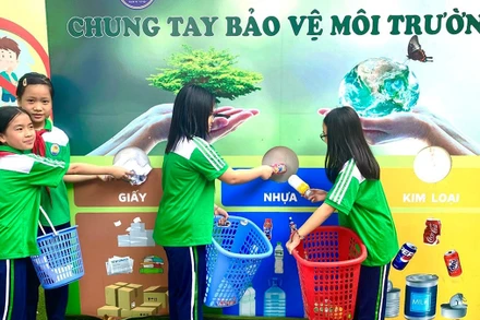 Học sinh Trường tiểu học Thanh Liệt, huyện Thanh Trì (Hà Nội) tham gia thực hành cách phân loại rác thải tại nguồn. (Ảnh BÍCH CHÂM)