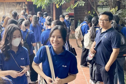 Du khách tham quan Làng cổ Ðường Lâm, Hà Nội. (Ảnh Hồng Trang)