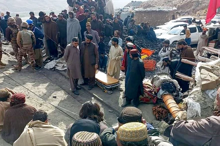 Lực lượng cứu hộ triển khai việc tìm kiếm nạn nhân tại hiện trường vụ nổ. (Ảnh CƠ QUAN PHÁT TRIỂN MỎ VÀ KHOÁNG SẢN BALOCHISTAN)