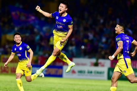 Tuấn Hải (giữa) ăn mừng bàn thắng duy nhất giúp Hà Nội FC thắng Thép Xanh Nam Định. (Ảnh THANH HẢI) 