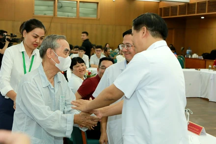 Người bệnh cảm ơn các thầy thuốc trước khi ra viện chiều 22/9.