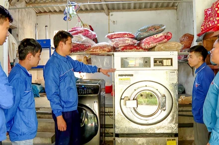 Nhờ có nguồn vốn hỗ trợ khởi nghiệp của Ðoàn Thanh niên, anh Lê Văn Hiệp, Bí thư Chi đoàn thôn Trường Thịnh, xã Trường Yên, huyện Hoa Lư (Ninh Bình) đã mở một xưởng giặt là công nghiệp, nhờ đó kinh tế gia đình ngày càng ổn định. (Ảnh Thanh Thu)
