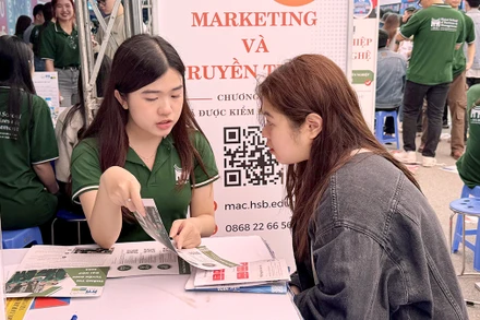 Trường Quản trị và Kinh doanh (Ðại học Quốc gia Hà Nội) tư vấn xét tuyển năm 2024 cho thí sinh. (Ảnh THÚY QUỲNH)