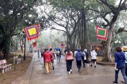 Ðầu năm, điểm di tích đền Sóc thu hút nhiều du khách thập phương tham quan vãn cảnh nhưng trong năm du khách khá thưa thớt. (Ảnh TTXVN)