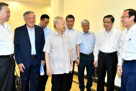 Tổng Bí thư Nguyễn Phú Trọng và các đồng chí lãnh đạo Đảng, Nhà nước dự Hội nghị sơ kết 01 năm hoạt động của Ban Chỉ đạo phòng, chống tham nhũng, tiêu cực cấp tỉnh. Ảnh: ĐĂNG KHOA