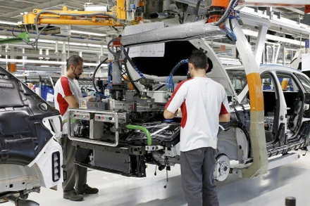 Công nhân làm việc tại một nhà máy ở Martorell, Tây Ban Nha. (Ảnh REUTERS)