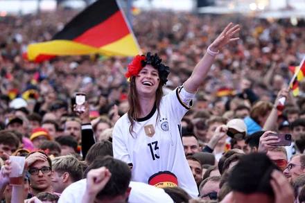 Cổ động viên đội tuyển Ðức vui mừng sau trận thắng 5-1 trước Scotland.