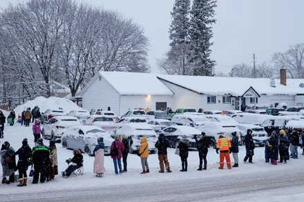 Người dân xếp hàng đăng ký bác sĩ gia đình tại thị trấn Walkerton, bang Ontario của Canada.