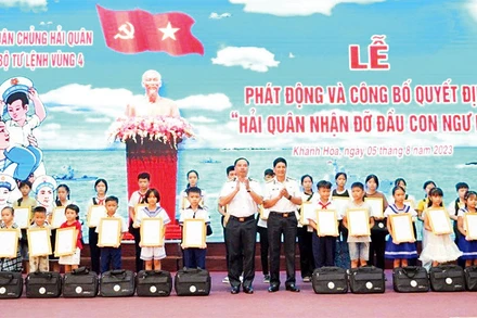 Chỉ huy Vùng 4 Hải quân trao quyết định nhận đỡ đầu cho con ngư dân.