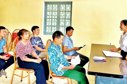 Chi bộ thôn Ghềnh Nà, xã Công Ða, huyện Yên Sơn (Tuyên Quang) họp bàn để ra nghị quyết xây dựng nông thôn mới.