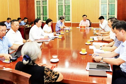 Bí thư Thành ủy, Trưởng đoàn đại biểu Quốc hội thành phố Hà Nội Ðinh Tiến Dũng tiếp công dân Bùi Thị Thanh. (Ảnh THÀNH NGUYỄN)