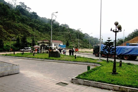 Ðiểm cuối quốc lộ 8 (Lào) trên đèo Keo Nưa, khu vực biên giới Việt Nam-Lào.
