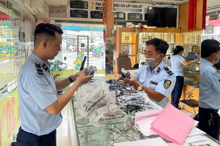 Lực lượng quản lý thị trường kiểm tra sản phẩm mắt kính thời trang không rõ nguồn gốc trong một cửa hàng ở Phường 11, quận Bình Thạnh, Thành phố Hồ Chí Minh. (Ảnh Cục QLTT)