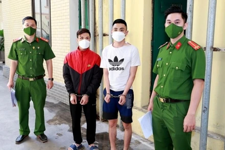 Công an quận Hồng Bàng (Hải Phòng) tạm giữ hình sự các đối tượng chống người thi hành công vụ.