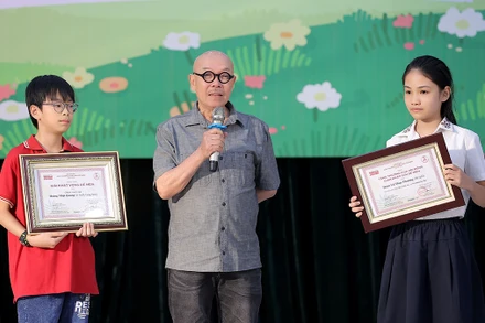 Hai tác giả nhỏ tuổi Hoàng Nhật Quang (bên trái) và Đoàn Lữ Thụy Phương tại Lễ trao Giải thưởng Dế Mèn lần thứ tư-2023. (Ảnh HÒA NGUYỄN) 