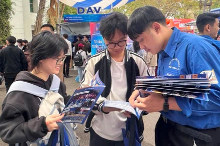 Học sinh tìm hiểu thông tin các ngành học tại Ngày hội tư vấn tuyển sinh-hướng nghiệp năm 2025.