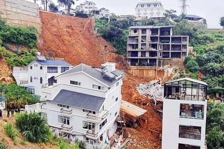 Hiện trường vụ sạt lở nghiêm trọng tại phường 10, thành phố Ðà Lạt, tỉnh Lâm Ðồng, rạng sáng 29/6. (Ảnh QUỐC HÙNG)