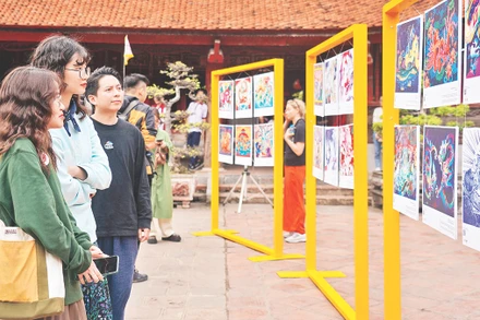 Các bạn trẻ đến với triển lãm “Vẽ con rồng” do Tired City phối hợp Trung tâm Hoạt động Văn hóa, khoa học Văn Miếu-Quốc Tử Giám tổ chức.