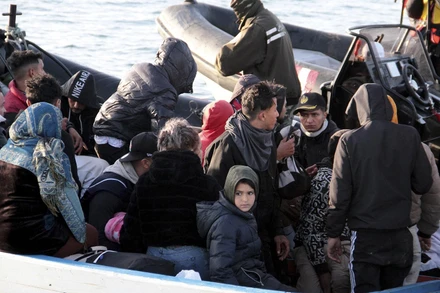 Thuyền chở người di cư ở ngoài khơi bờ biển Sfax của Tunisia.