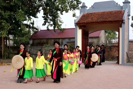 Nghệ nhân Ưu tú Nguyễn Thị Quýnh (ngoài cùng bên trái), phường Vạn An, thành phố Bắc Ninh, tỉnh Bắc Ninh cùng các thành viên trong câu lạc bộ Quan họ sinh hoạt, dạy hát cho các cháu nhỏ.