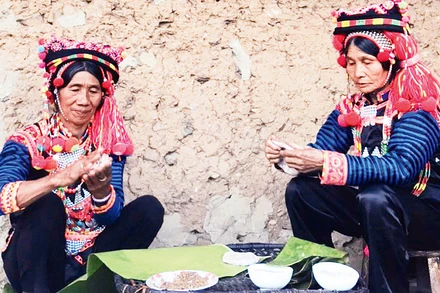 Ngày Tết, bà con Hà Nhì làm bánh dày để cúng tổ tiên, tiếp đãi khách.