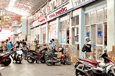 Tại trung tâm thương mại dược phẩm và trang thiết bị y tế, Quận 10, mỗi ngày có hàng nghìn giao dịch dược phẩm, thiết bị y tế.