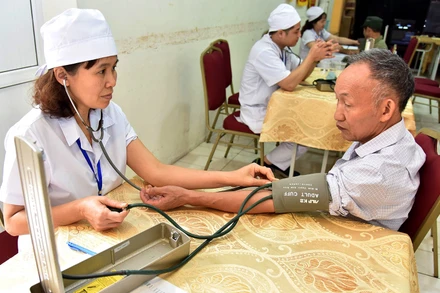 Khám sức khỏe cho người cao tuổi tại Trung tâm nuôi dưỡng và điều dưỡng người có công TP Hà Nội. (Ảnh NGUYỄN ÐĂNG)