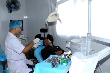 Bác sĩ Bệnh xá đảo Trường Sa Lớn, thuộc huyện đảo Trường Sa, tỉnh Khánh Hòa, khám bệnh cho ngư dân. 