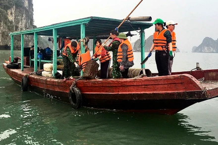 Các lực lượng chức năng của thành phố Cẩm Phả (Quảng Ninh) ra quân dọn phao xốp trên biển.