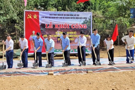 Các đồng chí lãnh đạo tỉnh Ðiện Biên và huyện Ðiện Biên Ðông dự lễ khởi công làm nhà cho người nghèo.