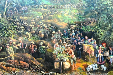 Từng đoàn dân công hỏa tuyến với xe đạp thồ và sức người phục vụ chiến trường Ðiện Biên Phủ. (Trích đoạn trong bức tranh panorama tái hiện Chiến thắng Ðiện Biên Phủ. (Ảnh NGUYỄN ÐĂNG) 