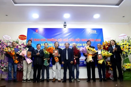 Các tác giả nhận giải thưởng hằng năm và Giải thưởng Tác giả trẻ năm 2023.