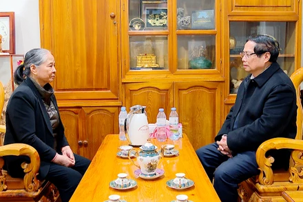 Thủ tướng Phạm Minh Chính thăm hỏi tình hình đời sống thân nhân của Tổng Bí thư Nguyễn Phú Trọng. (Ảnh Trung Thành)