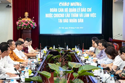 Đoàn cán bộ quản lý báo chí Lào làm việc với Báo Nhân Dân