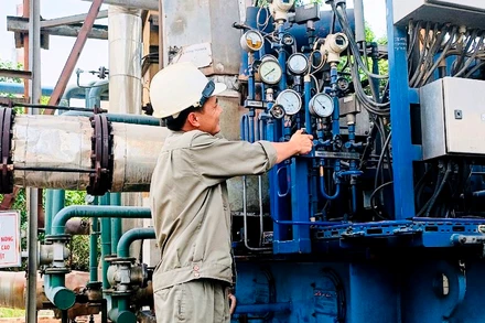 Công nhân Công ty cổ phần DAP VINACHEM tại Khu công nghiệp Ðình Vũ (Hải Phòng) vận hành máy phát điện tua-bin hơi nước. (Ảnh NGÔ QUANG DŨNG)