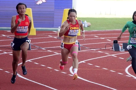 Vận động viên trẻ Nhi Yến (ngoài cùng, bên trái) thi đấu tại Giải vô địch điền kinh châu Á 2023.