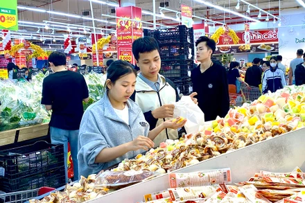 Người tiêu dùng mua sắm tại siêu thị Big C Thăng Long.