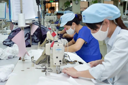 Sản xuất hàng dệt may xuất khẩu tại Tổng công ty May 10.