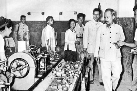 Bác Hồ thăm Nhà máy Diêm Thống Nhất, năm 1956. Ảnh tư liệu