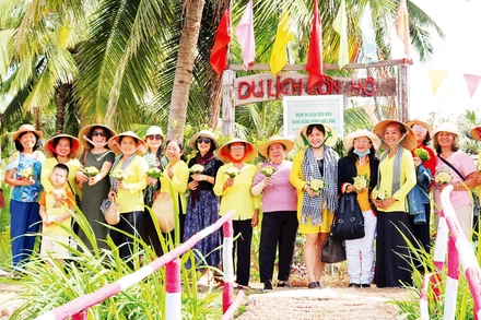 Khách đến tham quan, trải nghiệm tại Cồn Hô, xã Ðức Mỹ, huyện Càng Long, tỉnh Trà Vinh.